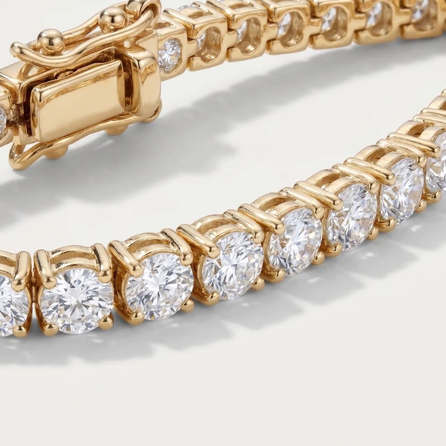 Thin Tennis Bracelet gold close-up